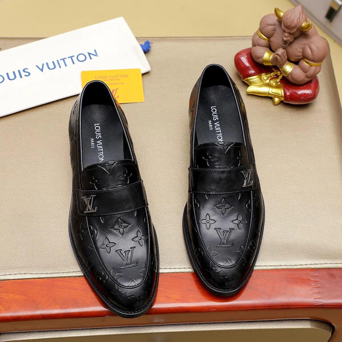 Men's Men's Shoes 💰420 💰[Louis Vuitton] LV high-end business formal leather shoes! ! Luxurious and elegant style, equal emphasis on practicality and style, professional focus on details and quality, counter original 1⃣️: 1⃣️ super accurate reproduction👍🏻! Material: The upper is made of imported original soft 🐂cowhide ➕imported first-layer sheepskin lining. Original anti-slip and wear-resistant outsole! Code number: 39--45, (38.46 custom-made) Large quantities in stock!